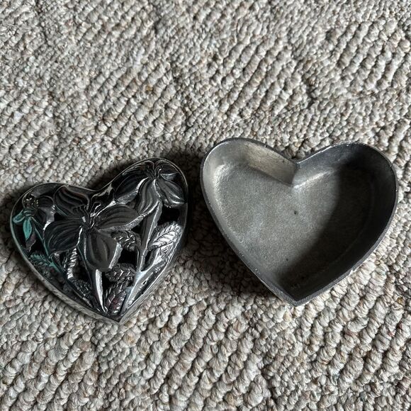 Heart Shaped‎ Metal Trinket Box Floral - Picture 2 of 4